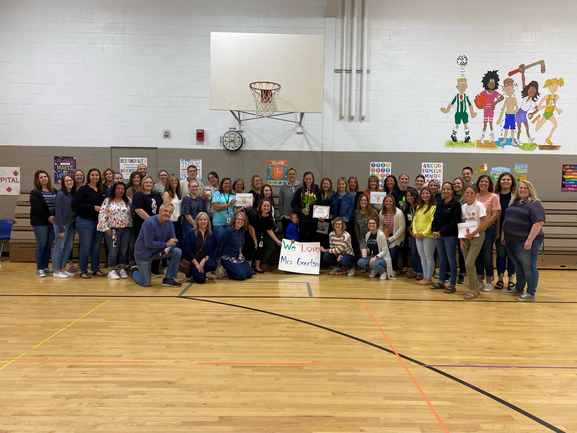 Alumni of the Year: Biz Geertsma (New Groningen Elementary School, ZPS) poses with his class!